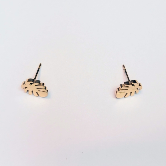 Trendy Monstera leaf shaped stainless steel earrings in rose gold color. New - Picture 5 of 5